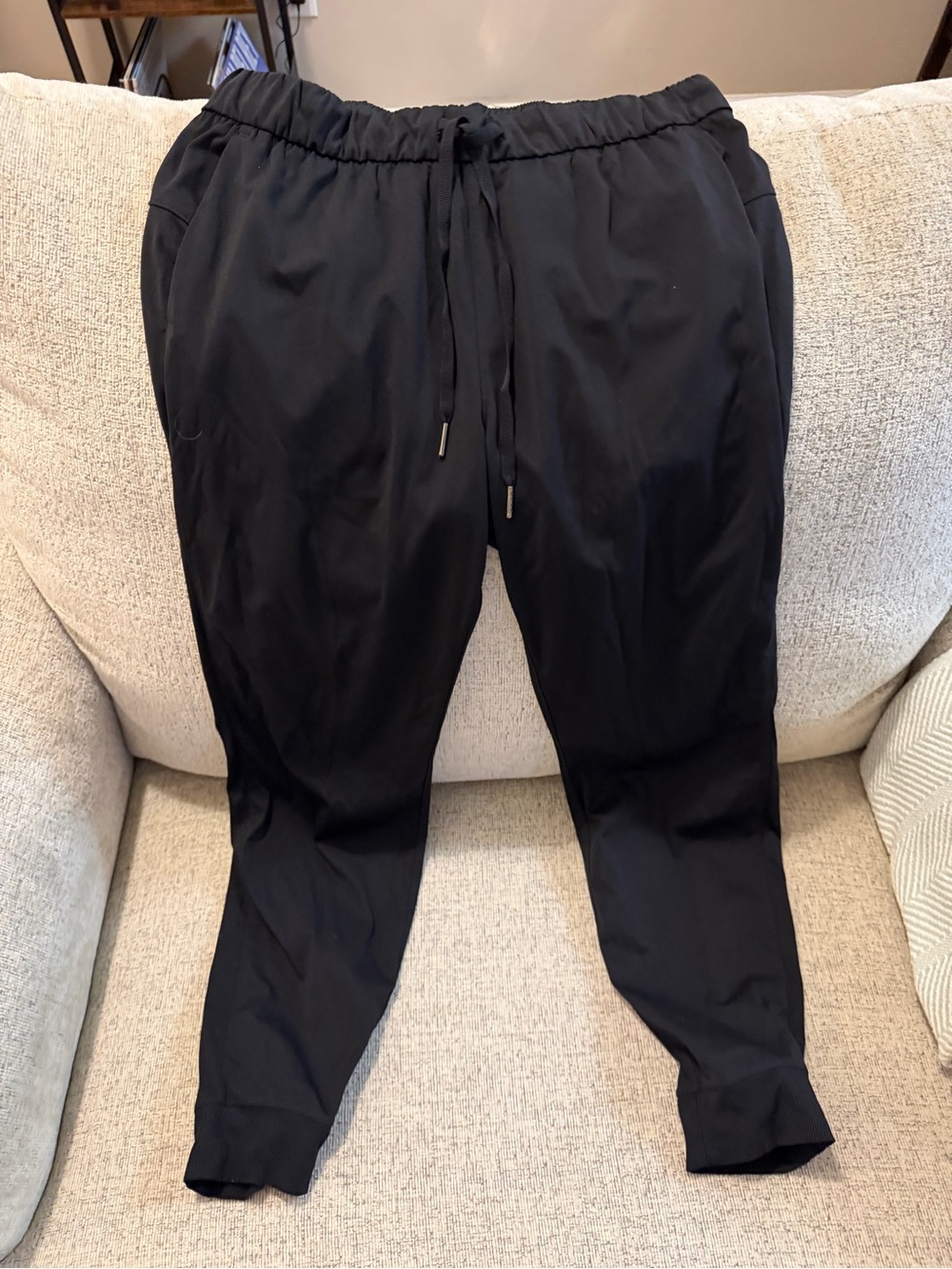 Black joggers with drawstring waist and tapered fit in size M #athletic #loungew